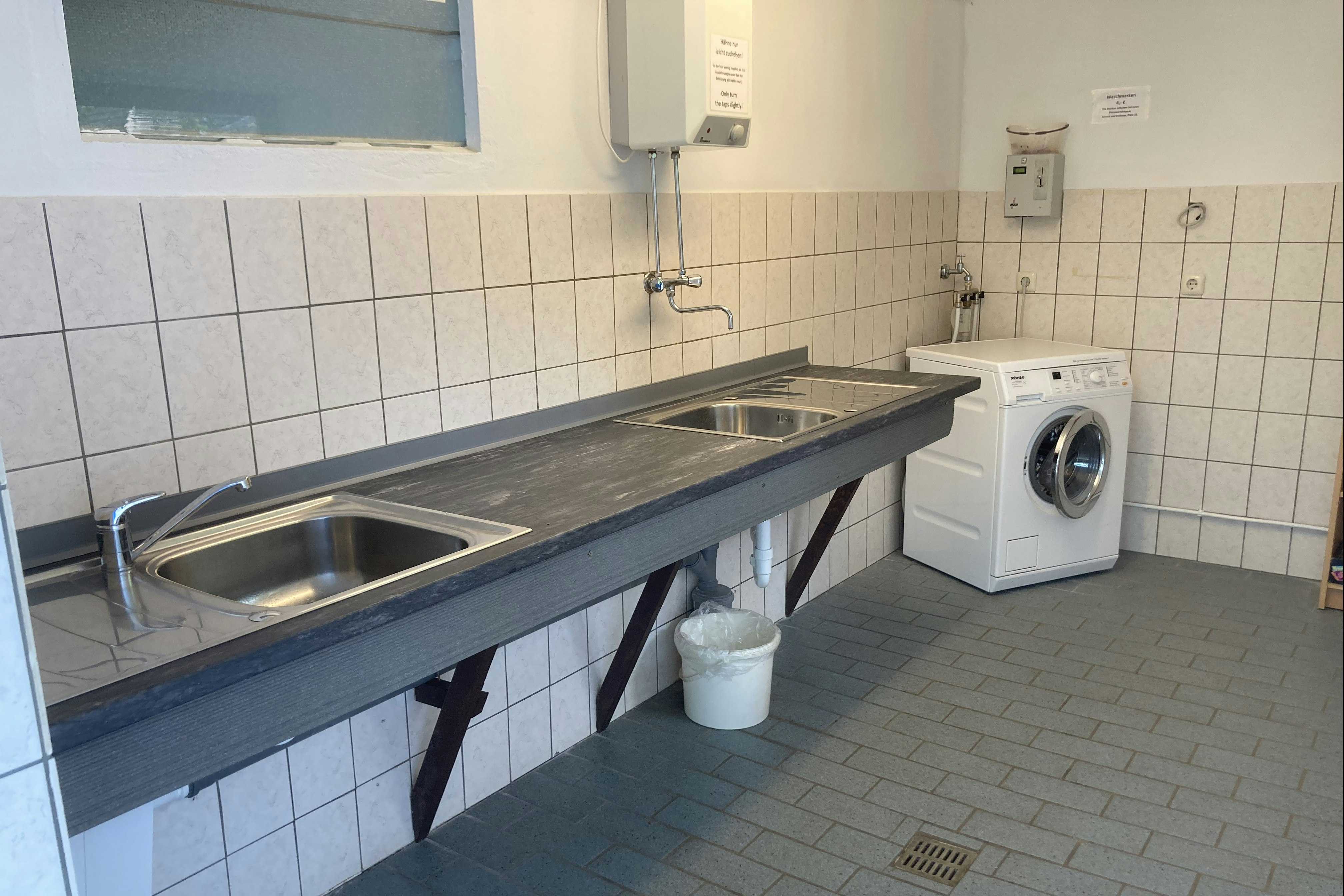Camping am Allerstrand - Abspülraum mit Waschmaschine auf dem Campingplatz