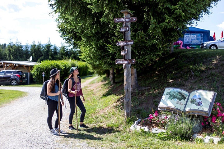 Camping am Badesee  -  Camper beim Wandern am Campingplatz