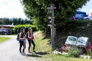 Camping am Badesee - Camper beim Wandern am Campingplatz