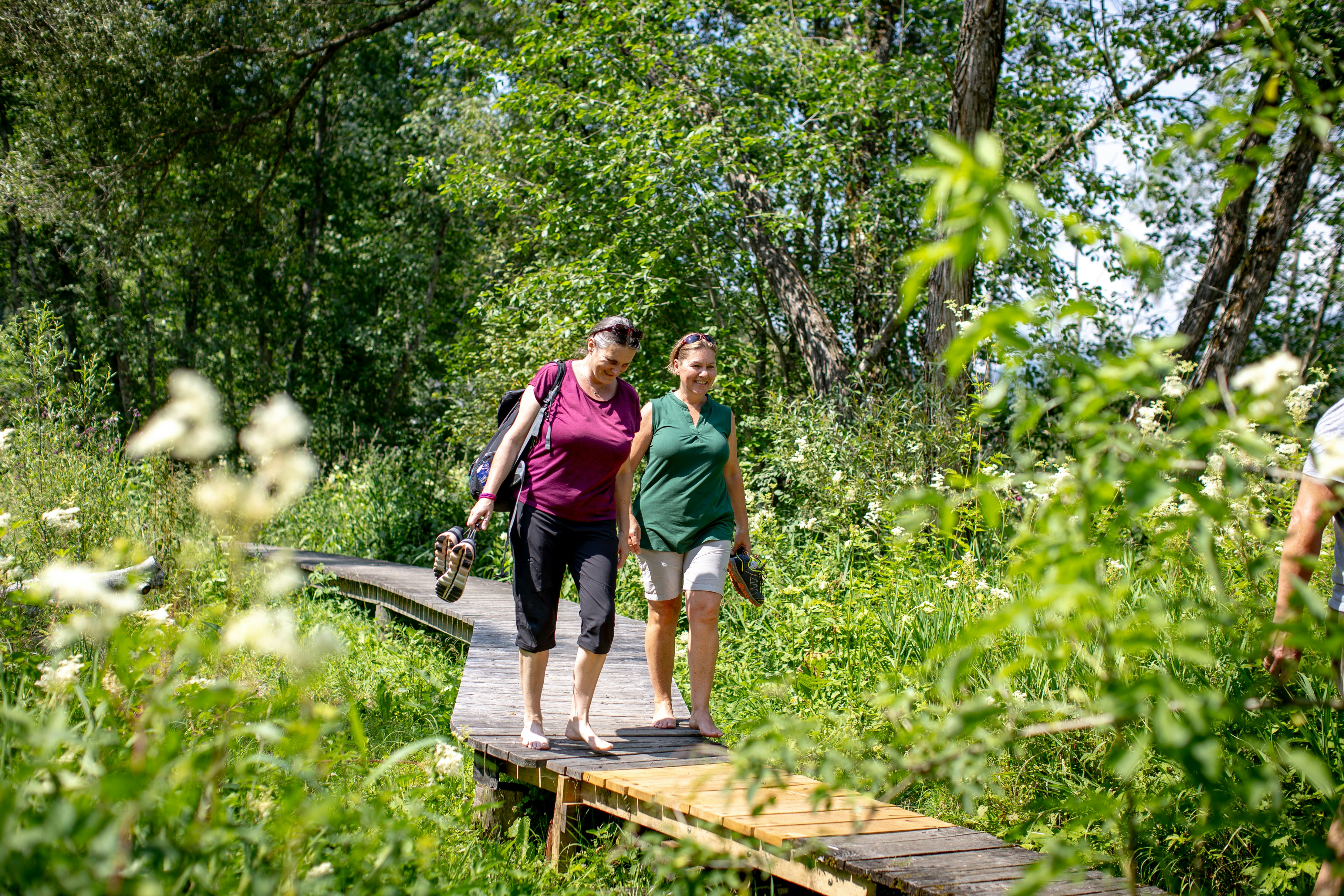 Camping am Badesee - Camperinnen beim Wandern in der Natur
