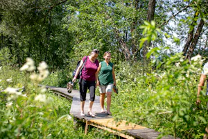 Camping am Badesee - Camperinnen beim Wandern in der Natur