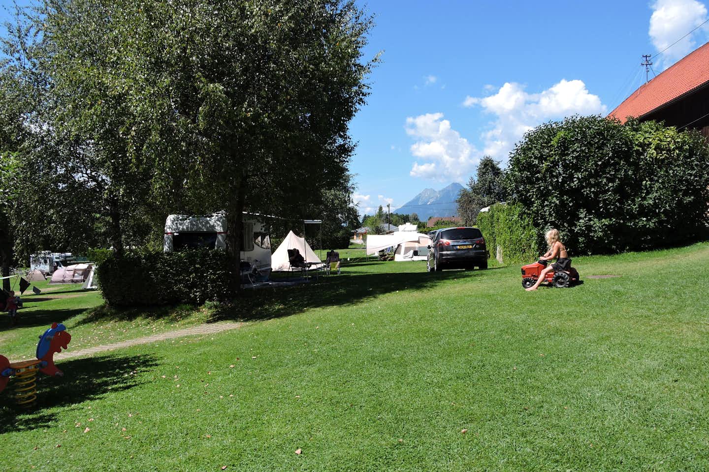 Camping am Bauernhof - Wohnmobil- und  Wohnwagenstellplätze auf der Wiese