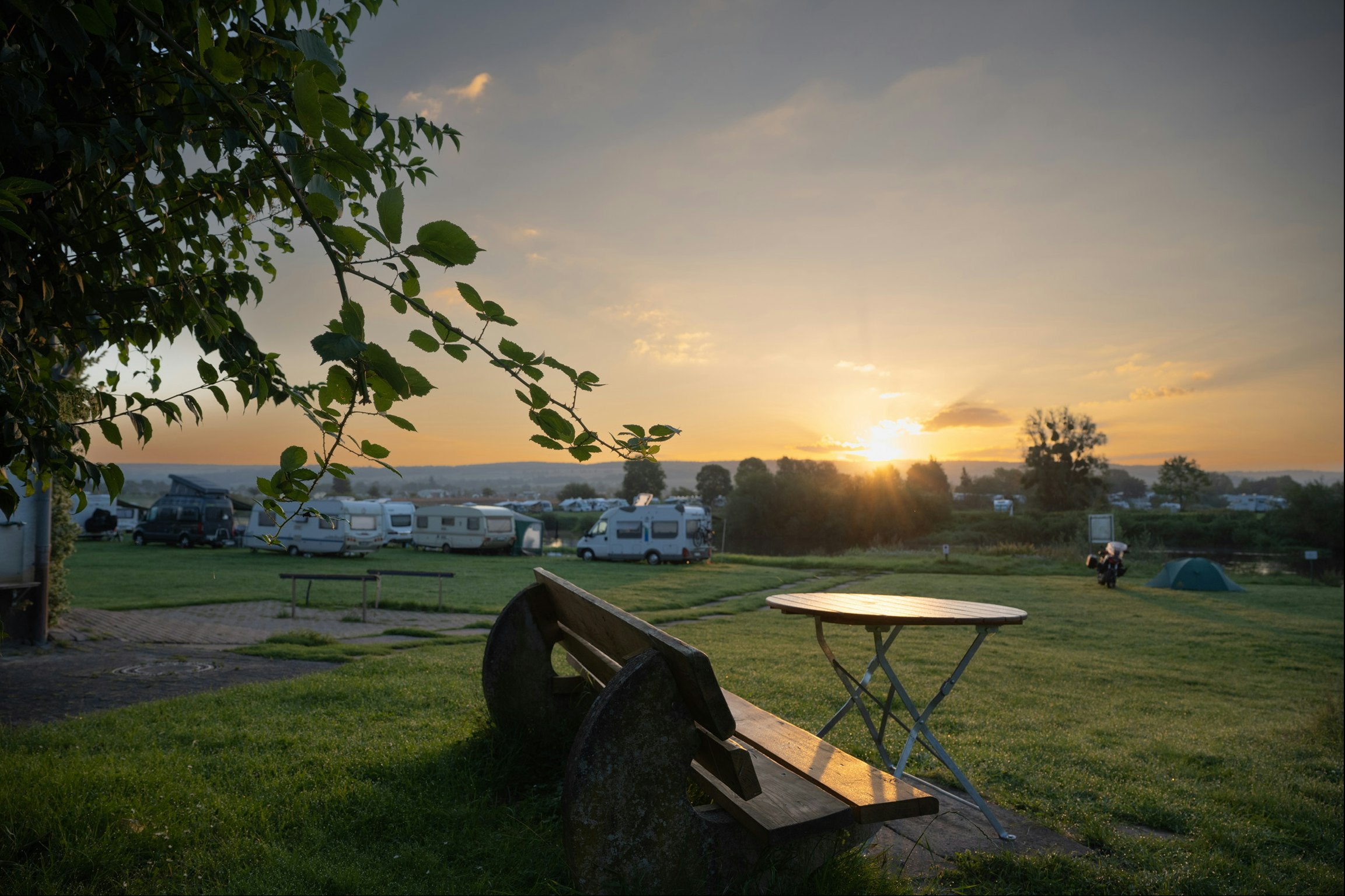 Camping am Bootshaus - Sonnenuntergang über dem Campingplatz