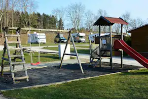 Camping am Brocken - Spielplatz vom Campingplatz, Wohnwagen im Hintergrund