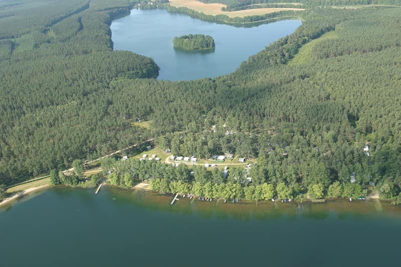 Camping Am Dreetzsee  -  Luftaufnahme vom Campingplatz am See an der Grenze von Mecklenburg-Vorpommern und Brandenburg