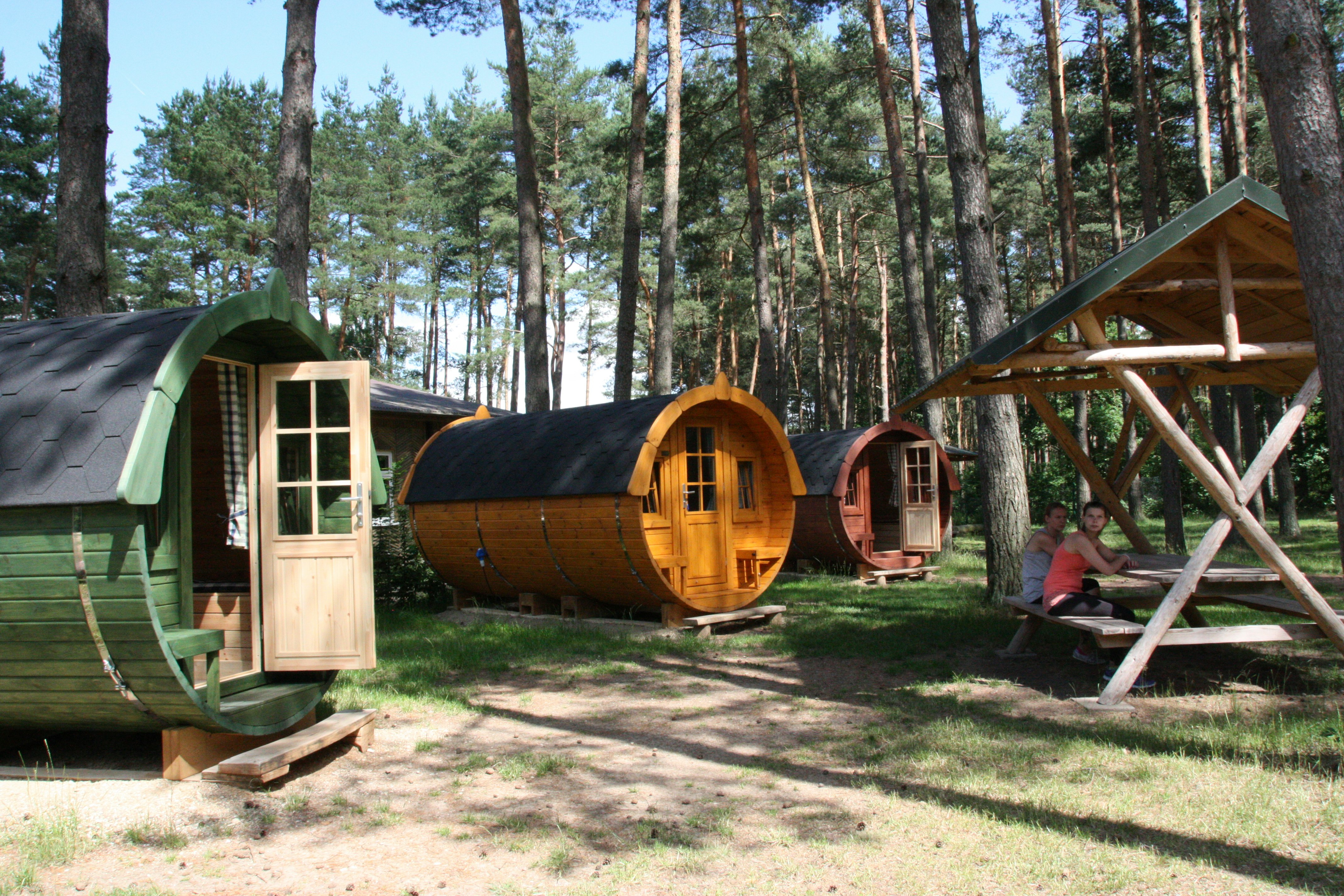 Camping Am Dreetzsee - Mobilheime vom Campingplatz mit Picknicktisch zwischen Bäumen
