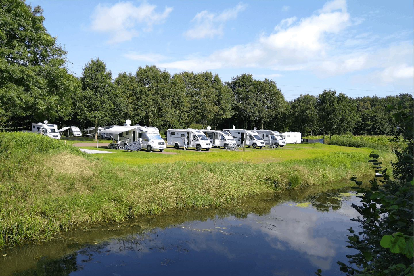Freizeitpark „Am Emsdeich“  Camping Am Emsdeich - Stellplätze mit Blick auf das Wasser