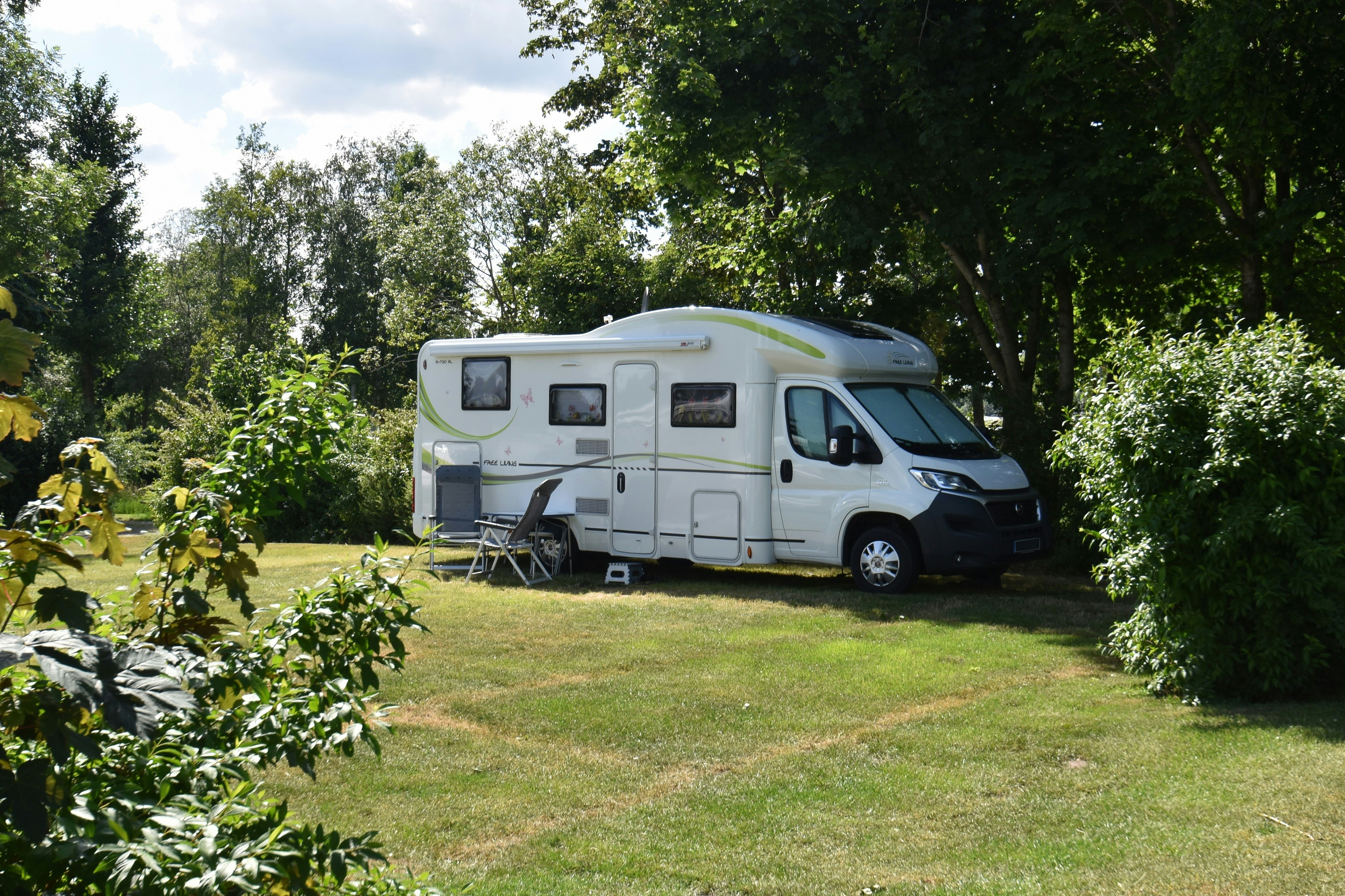 Freizeitpark „Am Emsdeich“  Camping Am Emsdeich - Stellplatz im Grünen umgeben von Bäumen