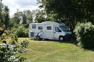 Freizeitpark „Am Emsdeich“ Camping Am Emsdeich - Stellplatz im Grünen umgeben von Bäumen