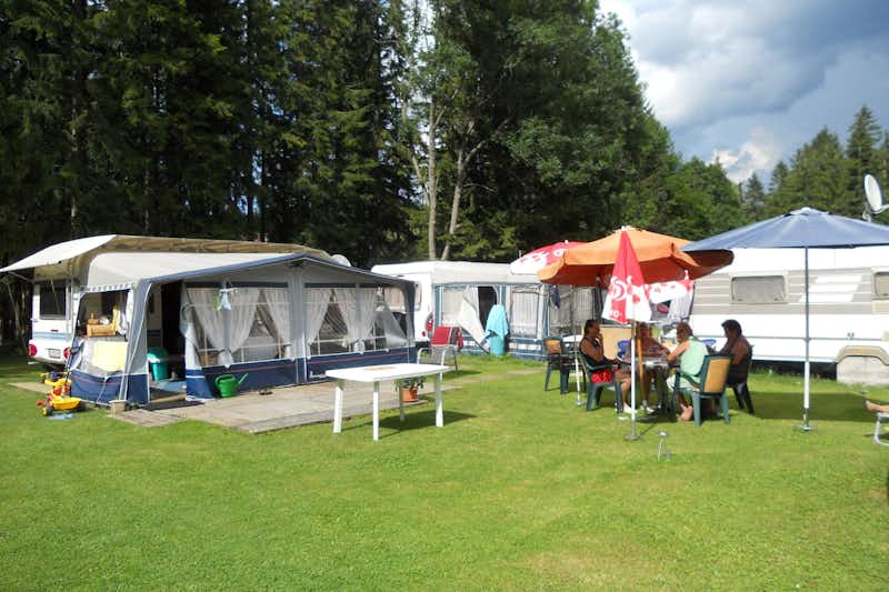 Camping Am Erlaufsee  -  Camper auf dem Stellplatz vom Campingplatz im Grünen
