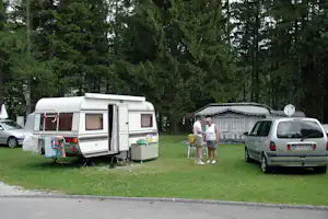 Camping Am Erlaufsee - Stellplatz vom Campingplatz auf grüner Wiese