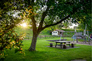 Camping am Ferienhof Kramer - Grillstelle mit Sitzmöglichkeit neben dem Kinderspielplatz