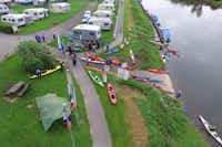 Camping am Fluss - Beginn einer Kanutour auf der Weser vom Campingplatz aus