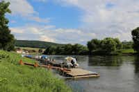 Camping am Fluss - Steg in die Weser mit vertäutem Boot
