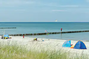 Camping am Freesenbruch - Gäste am Ostseestrand vor dem Campingplatz