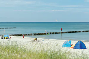 Camping am Freesenbruch - Gäste am Ostseestrand vor dem Campingplatz
