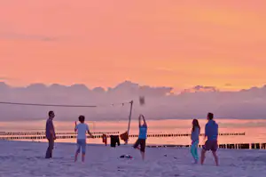 Camping am Freesenbruch - Gäste beim Volleyballspielen am Ostseestrand vor dem Campingplatz