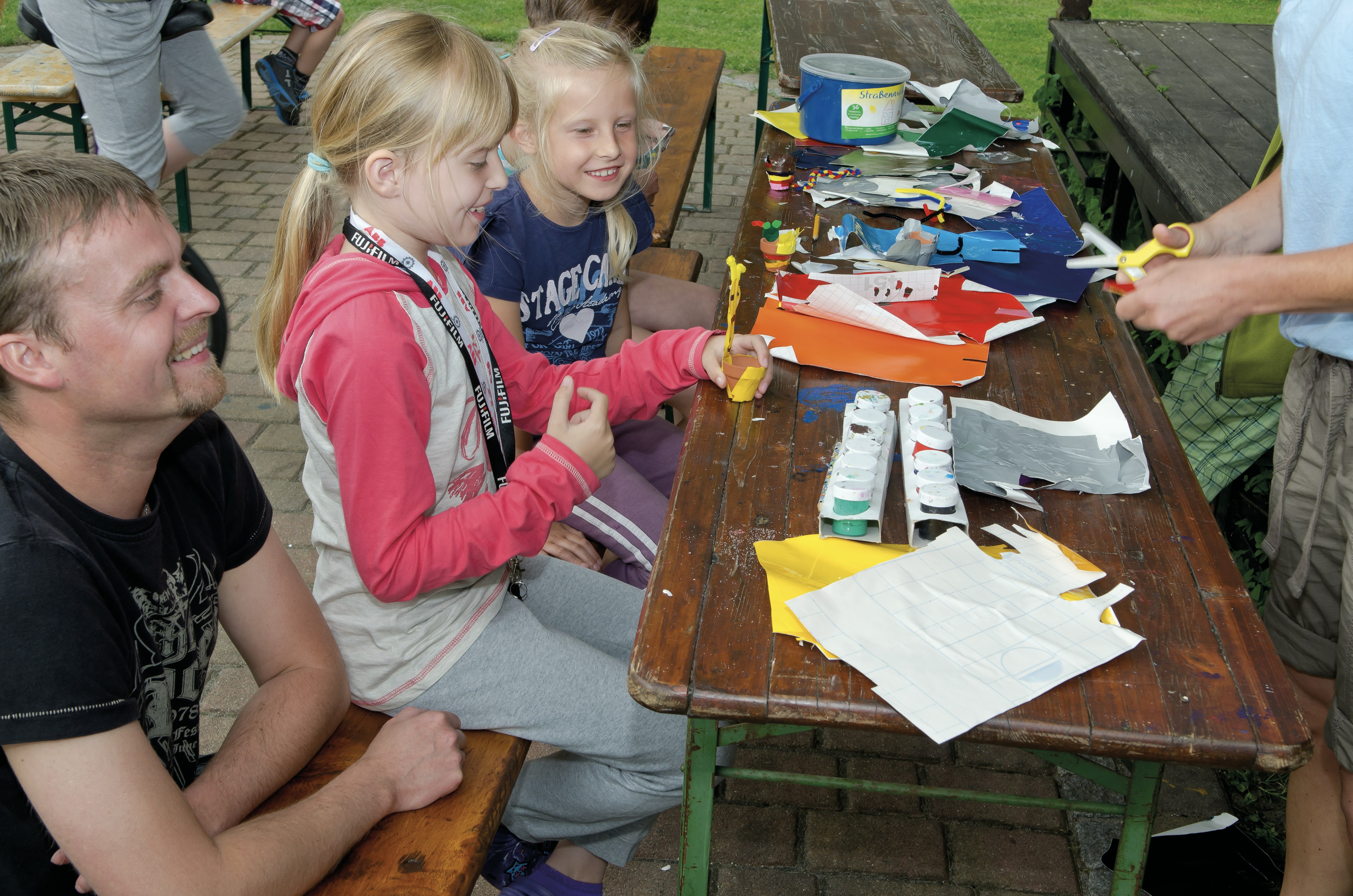 Camping am Freesenbruch - Kinder beim Malen und Basteln auf dem Campingplatz