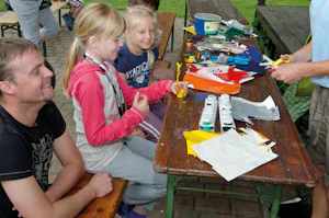 Camping am Freesenbruch - Kinder beim Malen und Basteln auf dem Campingplatz