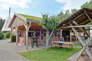 Camping am Freesenbruch - Kiosk mit überdachter Terrasse auf dem Campingplatz