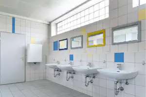 Camping am Hirschfeldsee - Sanitärgebäude mit Waschbecken, Spiegel, Toiletten und Duschen