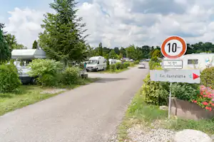 Camping am Hirschfeldsee - Stellplätze umrandet von Bäumen auf dem Campingplatz