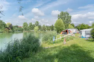 Camping am Hirschfeldsee - Stellplätze unter Bäumen am See mit direktem Wasserzugang auf dem Campingplatz