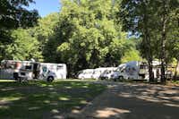 Camping am Hirzberg - Wohnmobilstellplätze im Schatten der Bäume