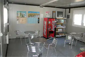 Camping am Kapellenweg - Aufenthaltsraum auf dem Campingplatz mit Sitzgelegenheiten und Fernseher