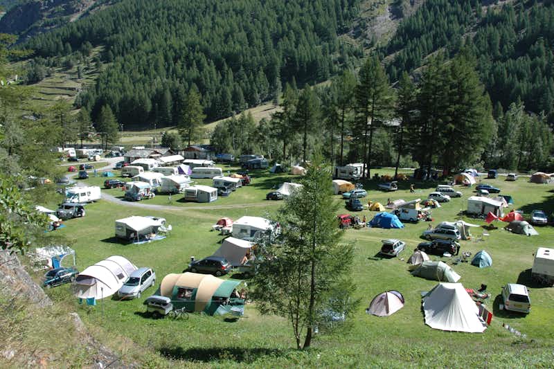 Camping am Kapellenweg - Der Campingplatz im Grünen von einem Hügel aus gesehen
