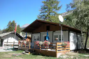 Camping am Kapellenweg - Gebäude des Campingplatzes mit Veranda auf der Sitzgelegenheiten stehen