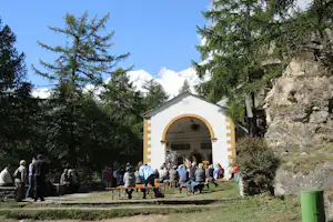 Camping am Kapellenweg - Kapelle beim Campingplatz mit Besuchern im Freien davor