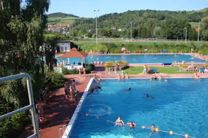 Camping Am Königsberg - Poolbereich auf dem Campingplatz