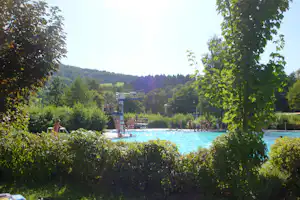 Camping Am Königsberg - Trampolin im Schwimmbad des Campingplatzes