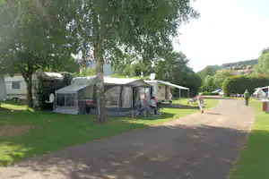 Camping Am Königsberg - Wohnwagen- und Zeltstellplatz im Grünen auf dem Campingplatz