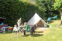 Camping Am Königsberg -Gäste essen vor ihrem Zelt