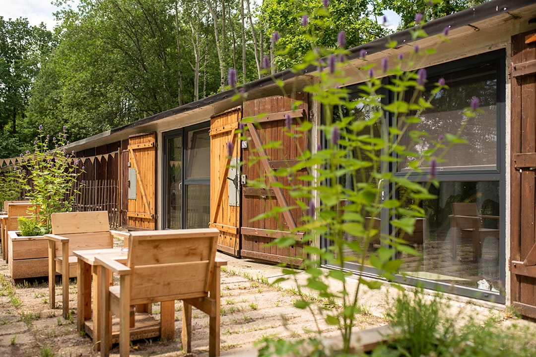 Camping am Kühlhaus Görlitz Mobilheim Mietunterkunft mit Terrasse auf dem Campingplatz