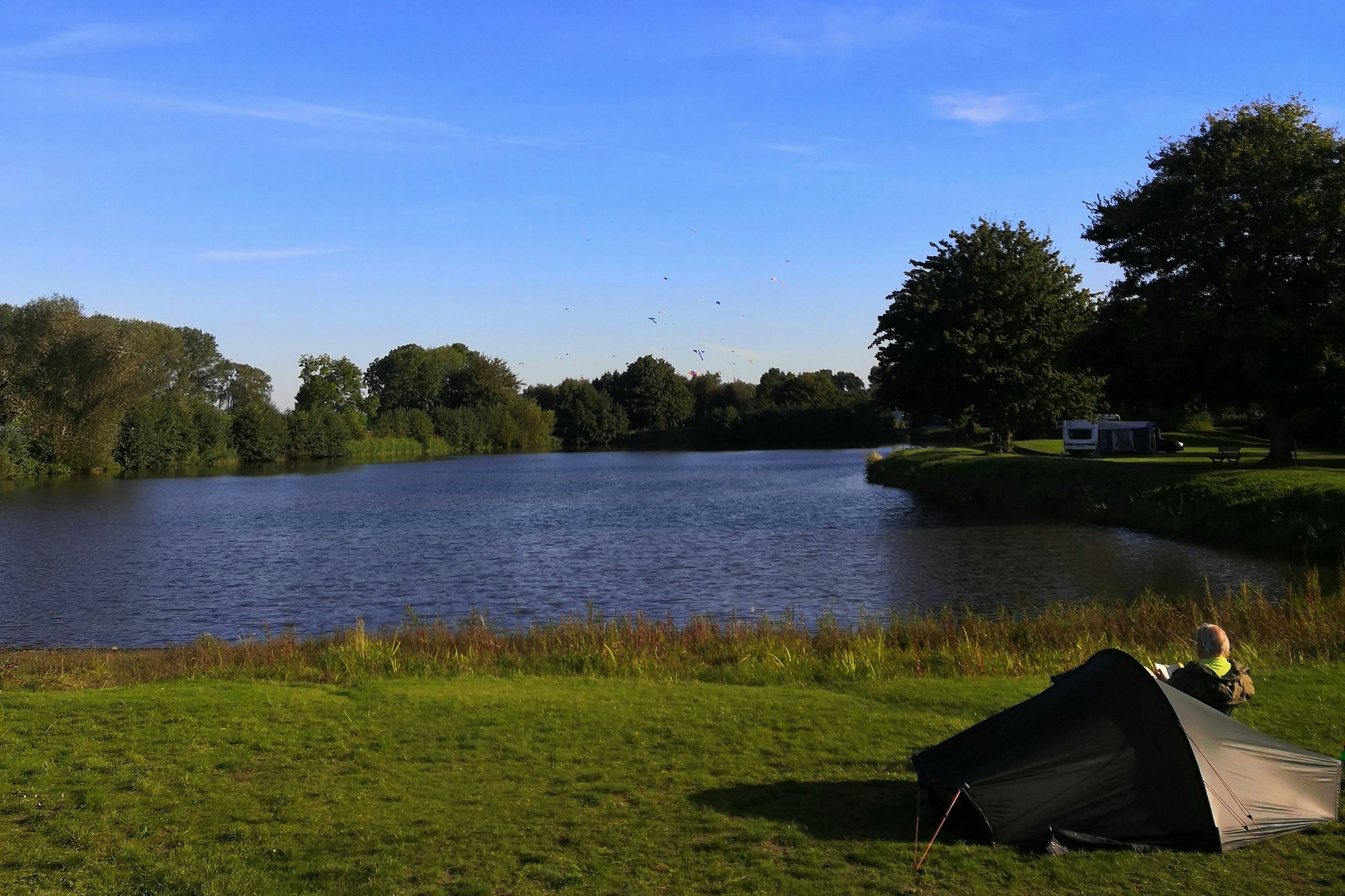 Camping -Am Leuchtturm- - Zeltwiese mit Blick auf den See