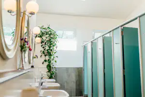 Camping am Möslepark - Sanitärbereich vom Campingplatz mit Toiletten, Spiegeln und Waschbecken