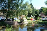 Camping am Möslepark  -  Zeltplatz vom Campingplatz auf grüner Wiese am Fluss