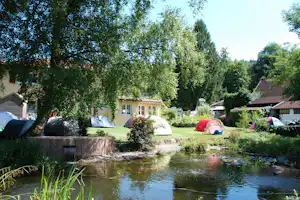 Camping am Möslepark - Zeltplatz vom Campingplatz auf grüner Wiese am Fluss