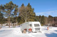 Camping Am Mühlenteich  -  Camper in der Sonne auf dem Campingplatz im Winter