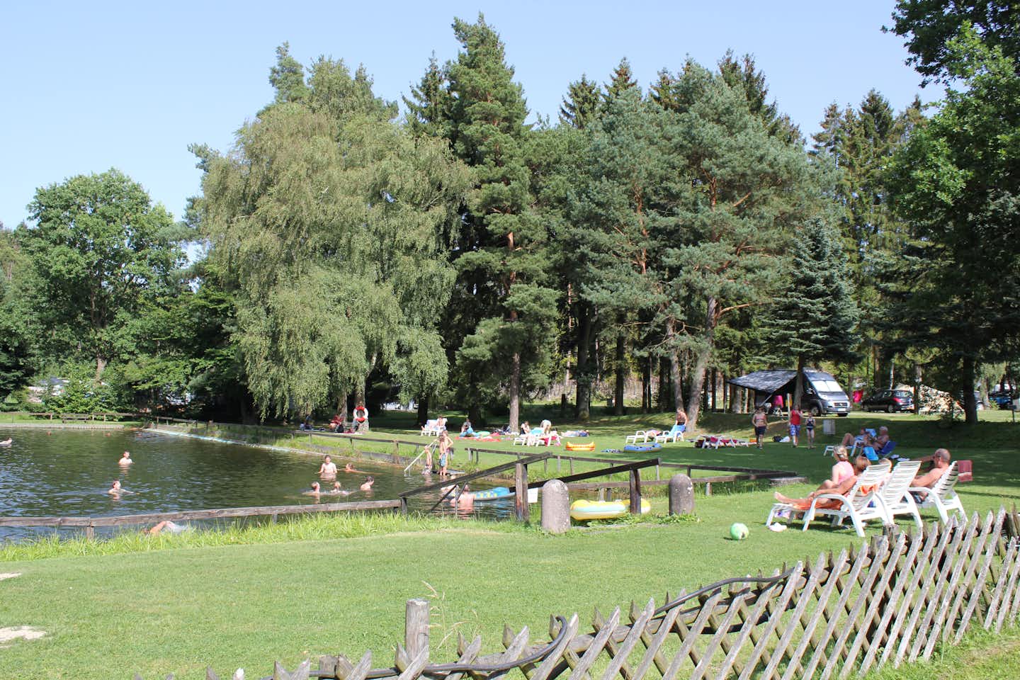 Camping Am Mühlenteich  - See mit Liegewiese vom Campingplatz