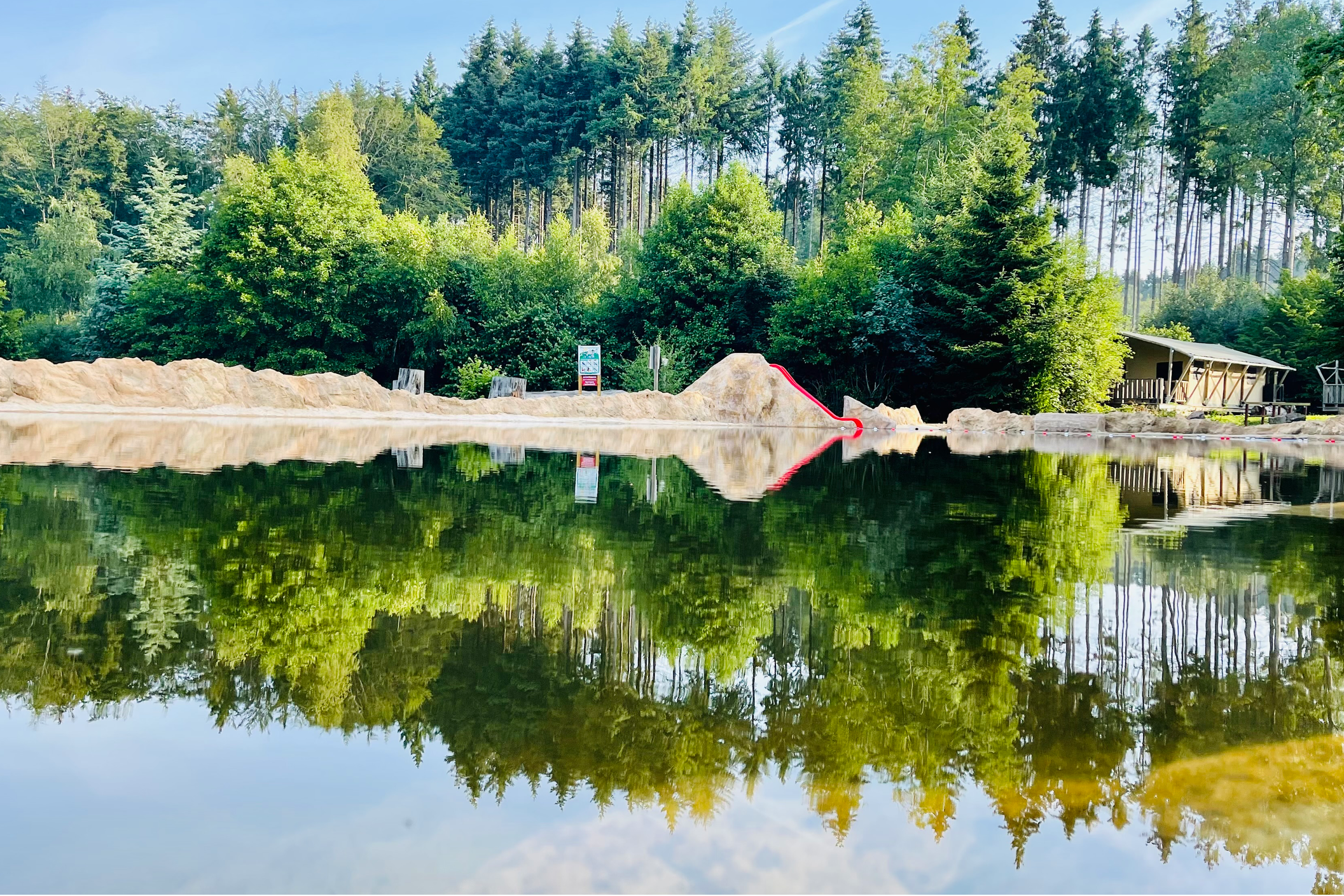 Camping Am Mühlenteich - Blick auf den Badeteich am Campingplatz