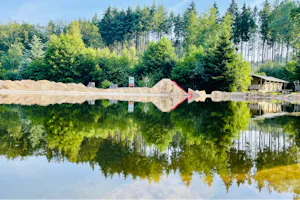 Camping Am Mühlenteich - Blick auf den Badeteich am Campingplatz