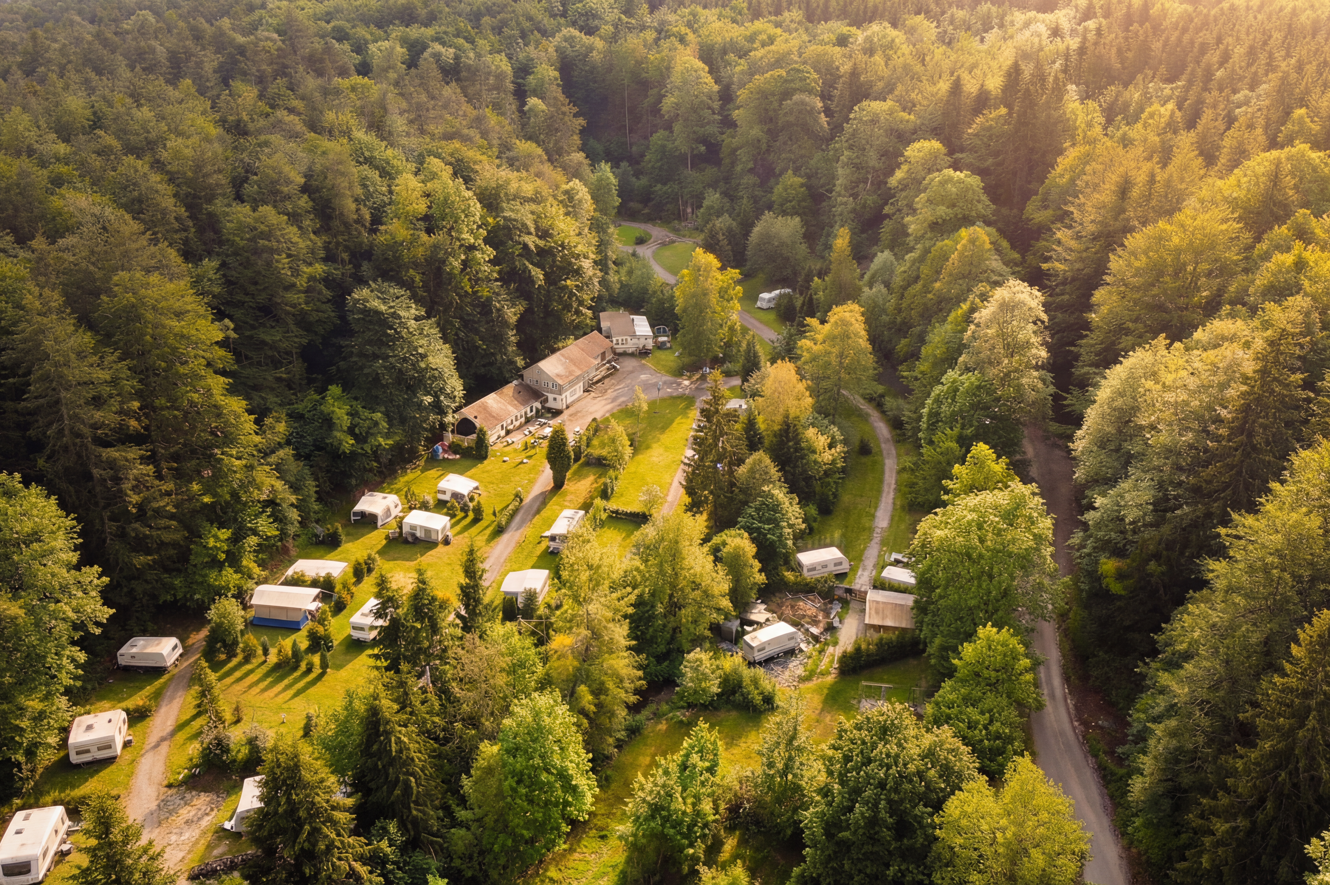 Friday im Niemetal – Naturcampingplatz  Camping am Niemetal  - Campingplatz umgeben von Wald aus der Vogelperspektive