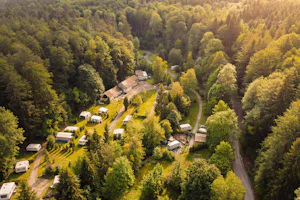 Friday im Niemetal – Naturcampingplatz Camping am Niemetal - Campingplatz umgeben von Wald aus der Vogelperspektive