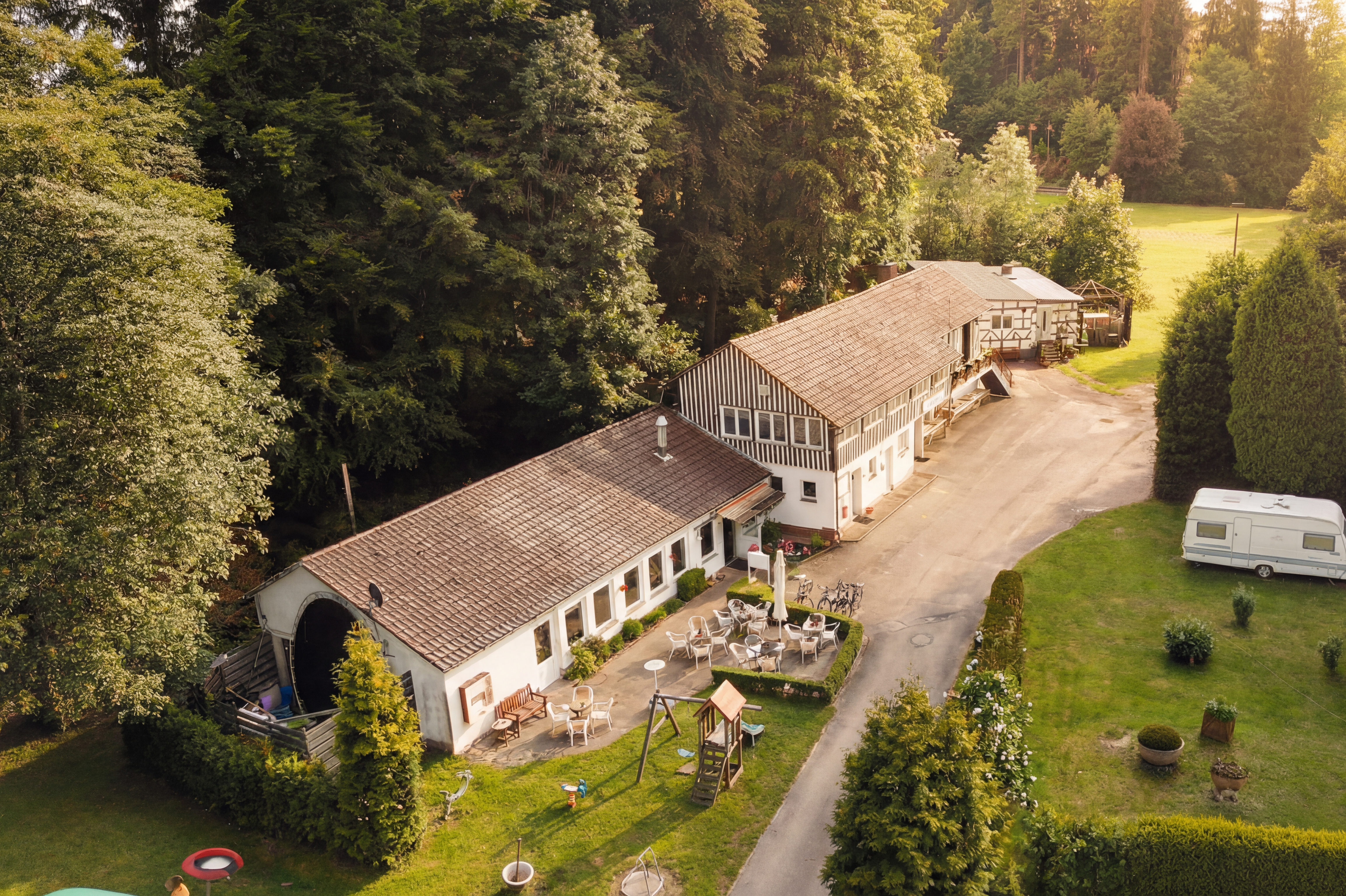 Friday im Niemetal – Naturcampingplatz  Camping am Niemetal  - Luftaufnahme des Servicegebäudes auf dem Campingplatz
