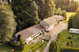 Friday im Niemetal – Naturcampingplatz Camping am Niemetal - Luftaufnahme des Servicegebäudes auf dem Campingplatz