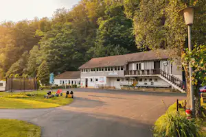 Friday im Niemetal – Naturcampingplatz Camping am Niemetal - Blick auf das Servicegebäude auf dem Campingplatz